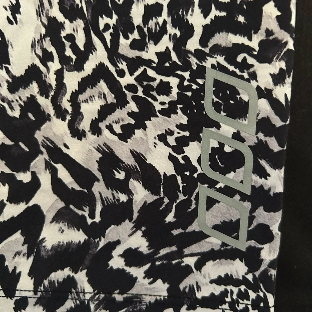 Lorna Jane 3/4 Leggings‎  Black/Grey Animal Print with Back Zipper Pocket